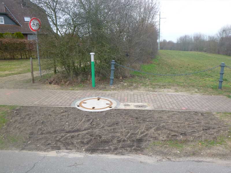 Abgeschlossene Installation eines Be- und Entlüftungsventils, Kamin, Schachtdeckel